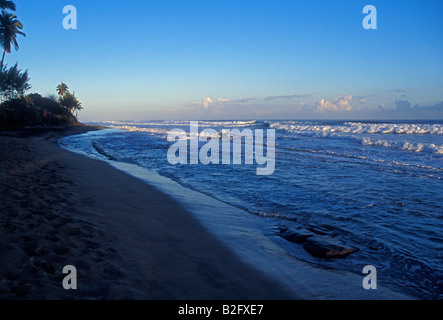 Sunrise, spiaggia, città, Aguada, Porta del Sol, pianure costiere Valley, Puerto Rico, Caraibi, West Indies Foto Stock