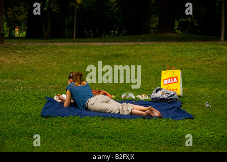 Donna lettura in Letna Park a Praga Repubblica Ceca Europa Foto Stock