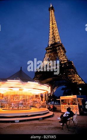 La torre eiffel e la giostra di notte Foto Stock