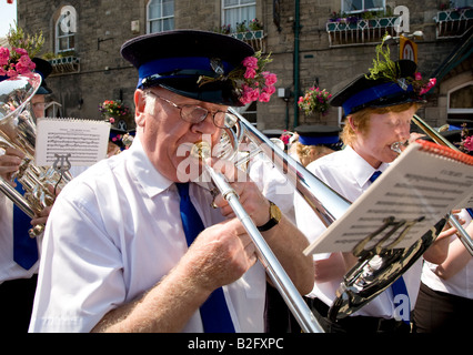 L'uomo gioca Trombone nella banda di ottoni durante il Langholm comune Langholm Equitazione Scotland Regno Unito Foto Stock