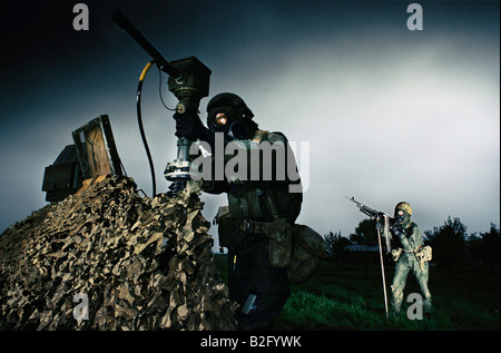Difesa del suolo equipaggio utilizzare la mitragliatrice su supporto di guardia durante la configurazione di superficie di pinza per AIR Missile Launcher attrezzature Foto Stock