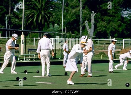 Uomini anziani donna che gioca a bocce Giochi in Perth Australia Foto Stock