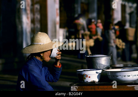Un venditore ambulante che bere il tè in Cina Foto Stock