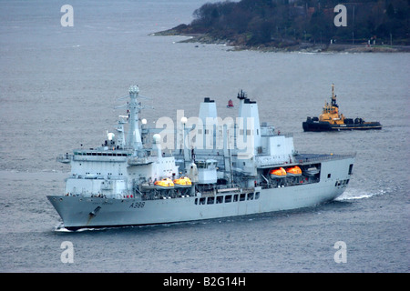 RFA Fort George A388 è una flotta combinata memorizza nave cisterna e delle navi della Royal Fleet Auxiliary Foto Stock