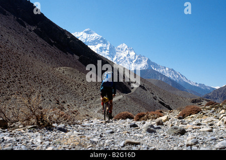 Doug Blane mountain bike intorno al circuito di Annapurna nel regno himalayano del Nepal himalaya nepalese Foto Stock