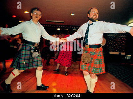 Due uomini Scottish country dancing Foto Stock