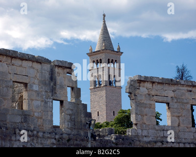 Chiesa di pietra e parte di Arena di Pola, Istria, Croazia Foto Stock