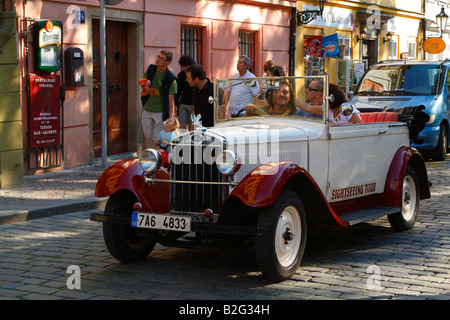 Un classico vecchio modello di colore rosso e bianco auto noleggiate dai turisti per visite guidate a Praga Foto Stock