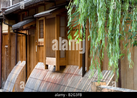 Finemente lavorato o machiya townhouse su una stradina secondaria e in Shimbashi quartiere di Gion a Kyoto Foto Stock