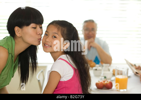 Close-up di una metà donna adulta baciare la figlia Foto Stock