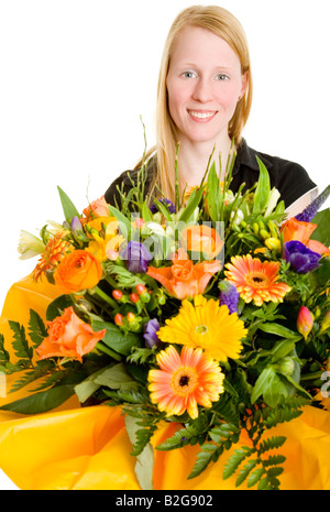 Giovane donna bionda bouquet di fiori mazzetto Blonde junge Frau lachend überreicht einen großen modello Blumenstrauß Anne Noack Foto Stock
