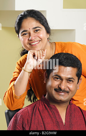 Indian matura in posa con un sorriso. Foto Stock