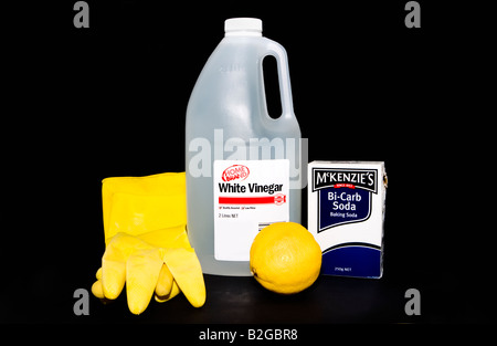 Un limone, aceto bianco e bicarbonato di soda utilizzata come alternativa al prive di sostanze chimiche, ecologici i prodotti di pulizia per la casa Foto Stock