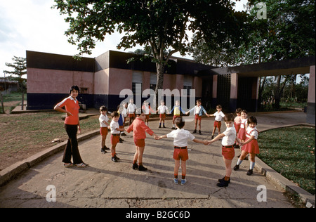 I bambini si tengono per mano in un cerchio esterno Foto Stock