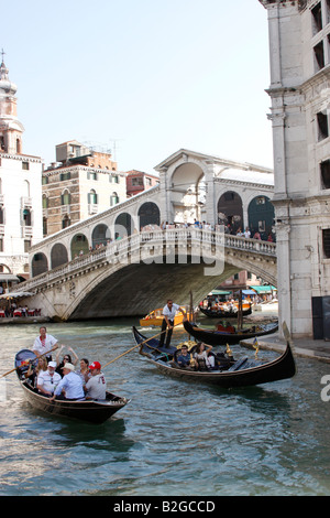 Turisti che si godono una serata ride su una gondola a Venezia, Foto Stock