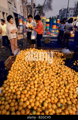 L'uomo vendita di arance in un mercato messico Foto Stock
