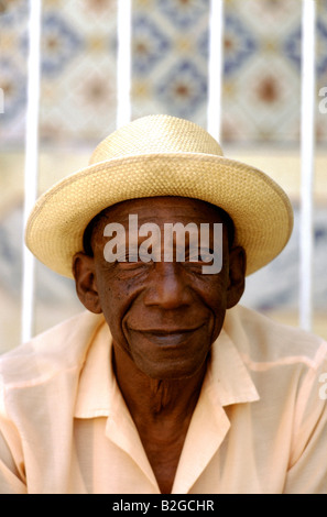 Ritratto di un uomo che indossa un cappello di paglia cuba Foto Stock