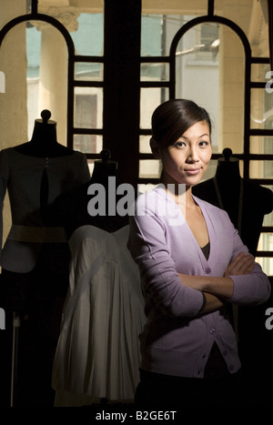 Ritratto di un sorridente metà donna adulta in piedi da manichini Foto Stock