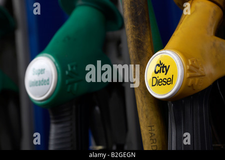 I manici di città il diesel e la benzina super senza piombo di pompe di combustibile in un garage della stazione di servizio la contea di Down Irlanda del Nord Foto Stock