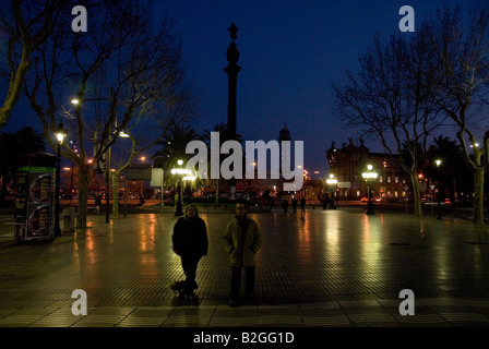 Columbus statua vista da Las Ramblas di notte o sera BARCELLONA SPAGNA Foto Stock