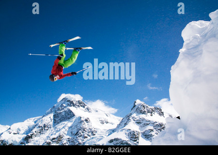 Salto con sci freestyle sciatore skisport sciatore ski area montagne neve salto sensazionale di volo Foto Stock