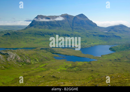 Vista panoramica regione dei laghi lago paesaggio Inverpolly Riserva Naturale Stac Pollaidh highlands Wester Ross Highlands della Scozia UK Foto Stock