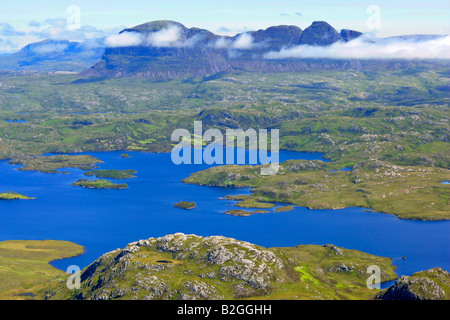 Vista panoramica regione dei laghi lago paesaggio Inverpolly Riserva Naturale Stac Pollaidh highlands Wester Ross Highlands della Scozia UK Foto Stock