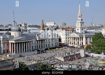 Vista aerea guardando giù sui turisti turistici nella storica Trafalgar Square guglia di St Martin nella chiesa di Fields & National Gallery Londra UK Foto Stock