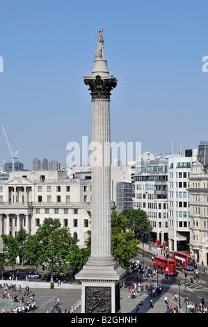 Guardando giù sui turisti e i visitatori intorno alla colonna Nelsons in Trafalgar Square Londra Inghilterra Regno Unito Foto Stock