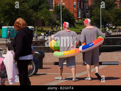 Due animatori in mezzo alla folla a inizio di Tall Ships Race fiume Mersey Liverpool vicino a Egremont Wirral Merseyside England Regno Unito Foto Stock