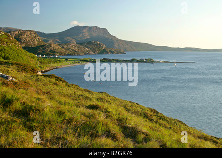 Loch ginestra costa montagne lago Lochaber Highlands della Scozia UK paesaggio paesaggio lakeland Foto Stock