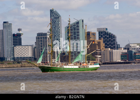 La Tall Ship Alexander von Humboldt lasciando il fiume Mersey in Liverpool all'inizio della Tall Ships Race Inghilterra 2008 Foto Stock