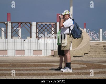 Turistica prendendo fotografia di Herbert Samuel promenade in riva al Mar Mediterraneo di Tel Aviv, Israele Foto Stock