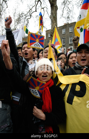 Demo tibetano 6 aprile 2008 atleta azienda alternativa torcia Olimpica. Foto Stock