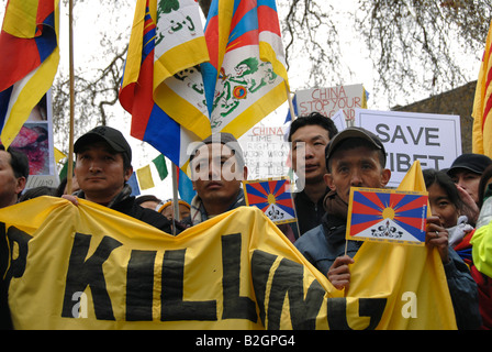 Demo tibetano 6 aprile 2008 atleta azienda alternativa torcia Olimpica. Foto Stock