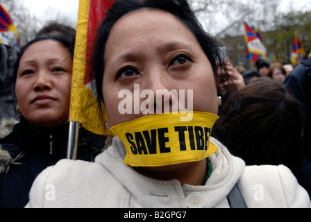 Demo tibetano 6 aprile 2008 atleta azienda alternativa torcia Olimpica. Foto Stock