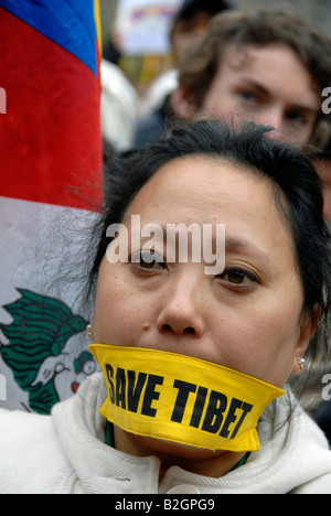 Demo tibetano 6 aprile 2008 atleta azienda alternativa torcia Olimpica. Foto Stock