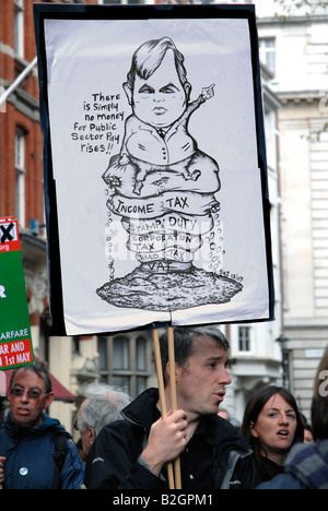 Sciopero degli insegnanti di dimostrazione sulla retribuzione equa marzo attraverso il centro di Londra Aprile 2008 Foto Stock