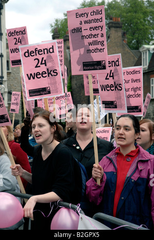 Pro-scelta protesta gruppo di oppositori bill limite di abbassamento per aborti essendo portato da quattro settimane per 20 settimane. Foto Stock