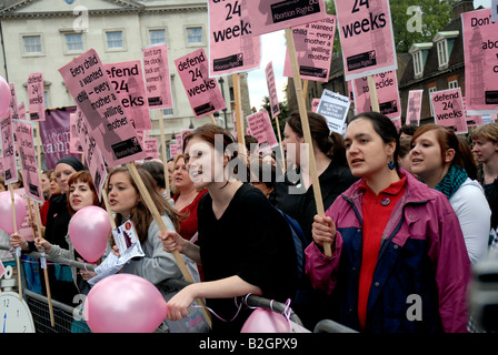 Pro-scelta protesta gruppo di oppositori bill limite di abbassamento per aborti essendo portato da quattro settimane per 20 settimane. Foto Stock