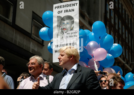 Boris Johnson la voce di Gay Pride marzo / carnevale attraverso le strade del centro di Londra in estate 2008 Foto Stock