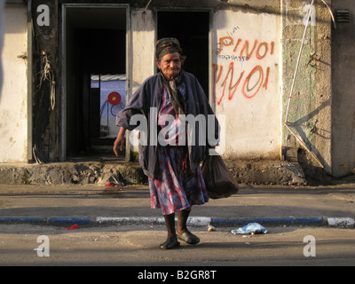 Un senzatetto presso la vecchia stazione centrale dei bus che divenne sede di una delle più grandi popolazioni di paesi africani e di altri immigrati in s Foto Stock