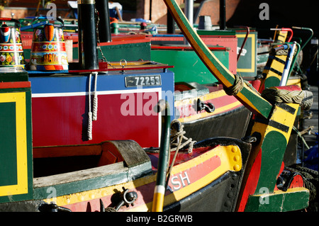 Dipinto luminosamente narrowboats ormeggiato a Gas Street bacino del canale a Birmingham REGNO UNITO Foto Stock