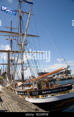 Liverpool Merseyside England Regno Unito Luglio Morgen den helder una nave a vela ormeggiata in banchina di inscatolamento Foto Stock