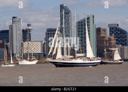 La Dutch Tall Ship Eendracht lasciando il fiume Mersey in Liverpool all'inizio della Tall Ships Race Inghilterra 2008 Foto Stock