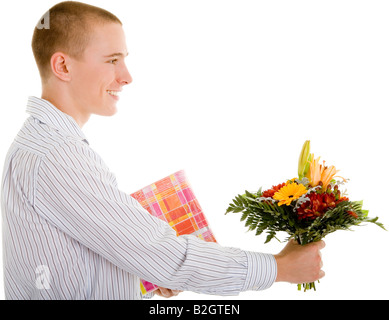 Bouquet floreale proposta di matrimonio giovane uomo romantico fiori presenti persone Foto Stock