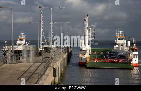 Shannon car ferry docking al porto Killimer County Clare, Irlanda Foto Stock