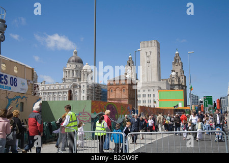 Liverpool Merseyside England Regno Unito luglio folla barriere di controllo sullo Strand nella parte anteriore del fegato e del porto di Liverpool building Foto Stock