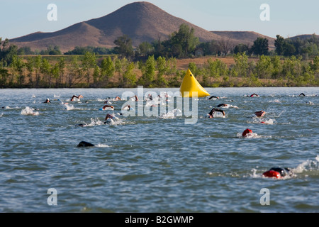 Nuotatori arrotondando il giro di boa di Boulder Triathlon di picco Foto Stock