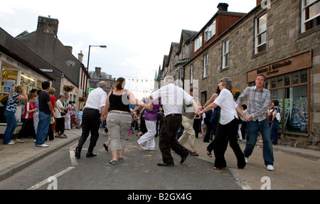 La gente ballare in strada durante la Langholm Equitazione comune Scotland Regno Unito Foto Stock